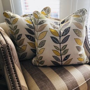 Decorative throw pillows (1 set)